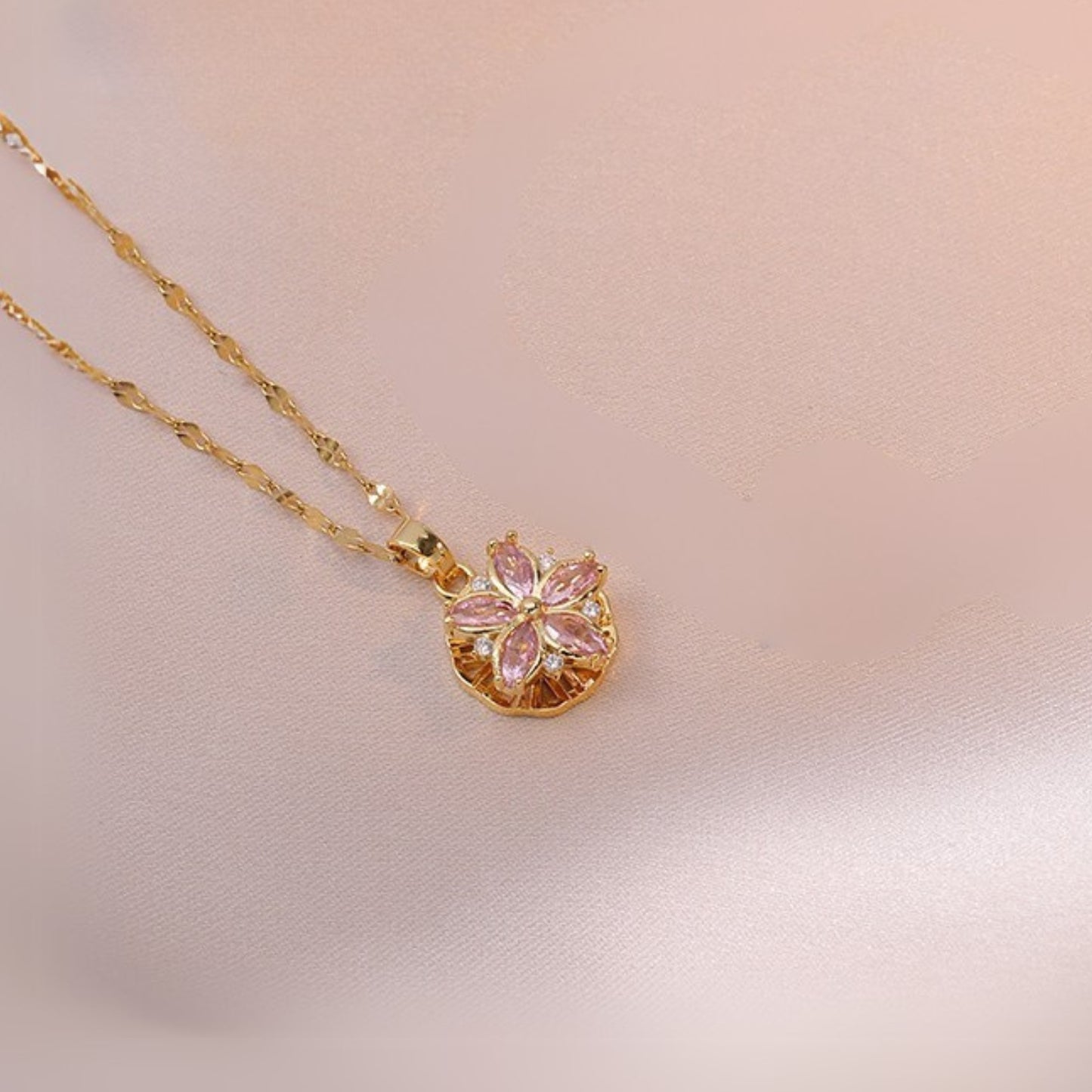 Spinning Blossom Pendant 18K Gold Necklace